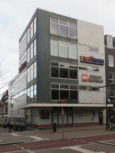 838884 Gezicht op het hoekpand Vredenburg 25 (voorheen schoenwinkel Van Haren) te Utrecht.N.B. In het pand wordt Wok! ...